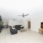Edge Water 2 Minutes From The Beach With A Pool!