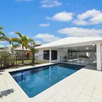Edge Water 2 Minutes From The Beach With A Pool!