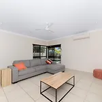 Edge Water 2 Minutes From The Beach With A Pool!