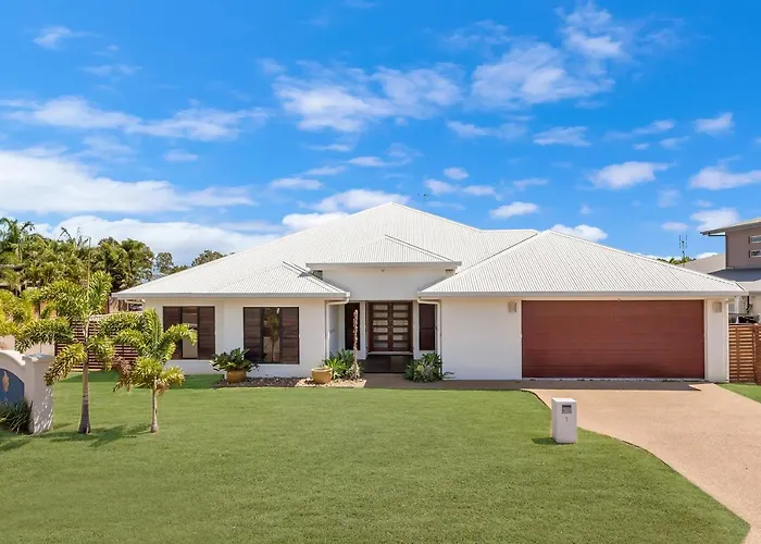Edge Water 2 Minutes From The Beach With A Pool!