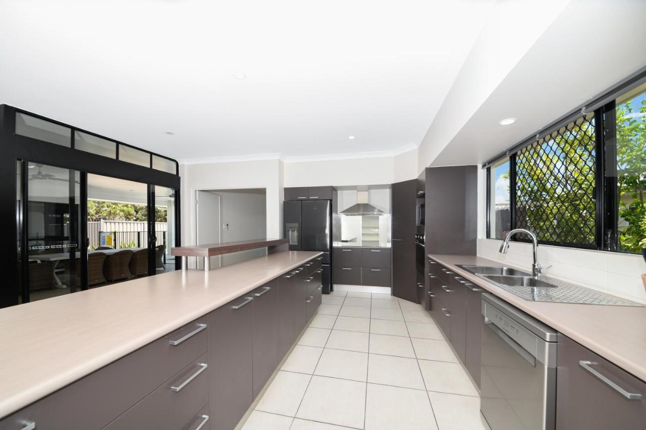 Edge Water 2 Minutes From The With A Pool! Holiday home Townsville