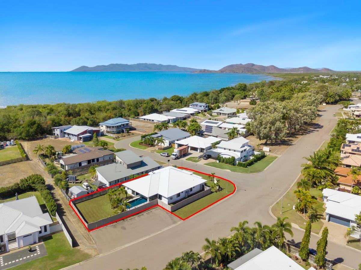 Edge Water 2 Minutes From The With A Pool! Holiday home Townsville