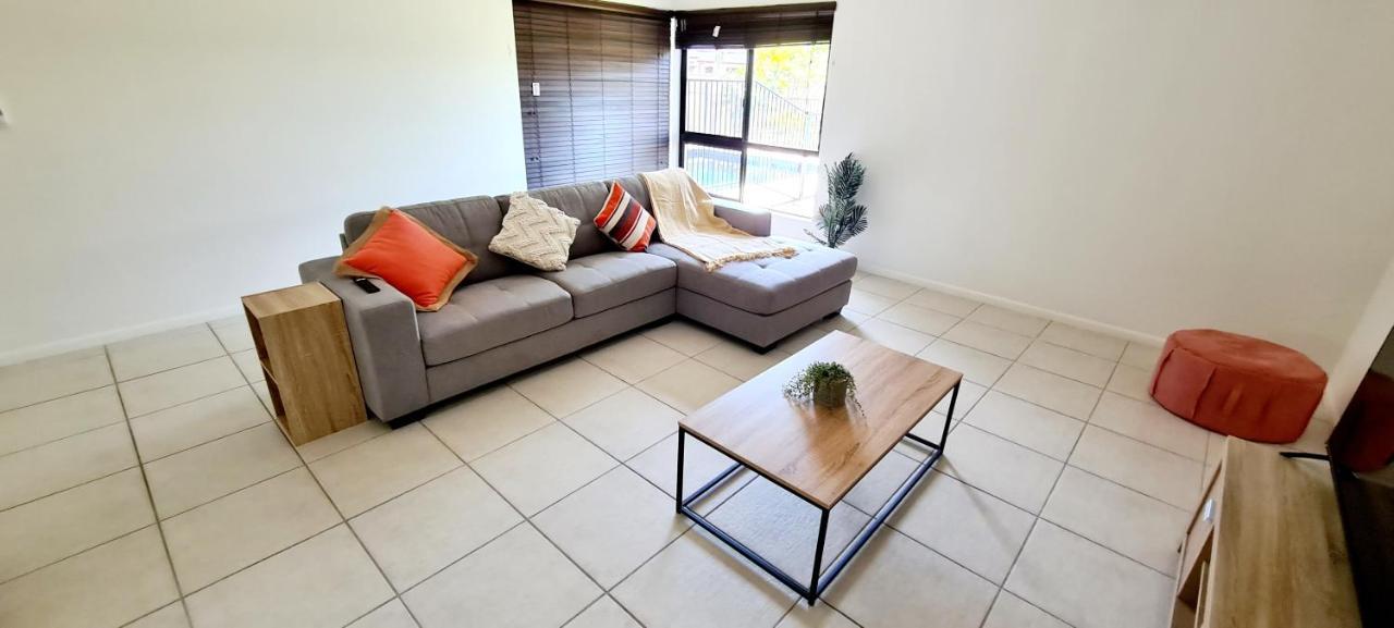 Edge Water 2 Minutes From The With A Pool! Townsville