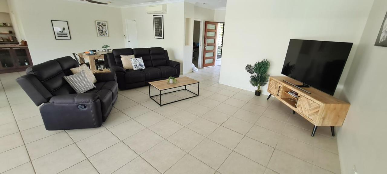 Edge Water 2 Minutes From The With A Pool! Townsville