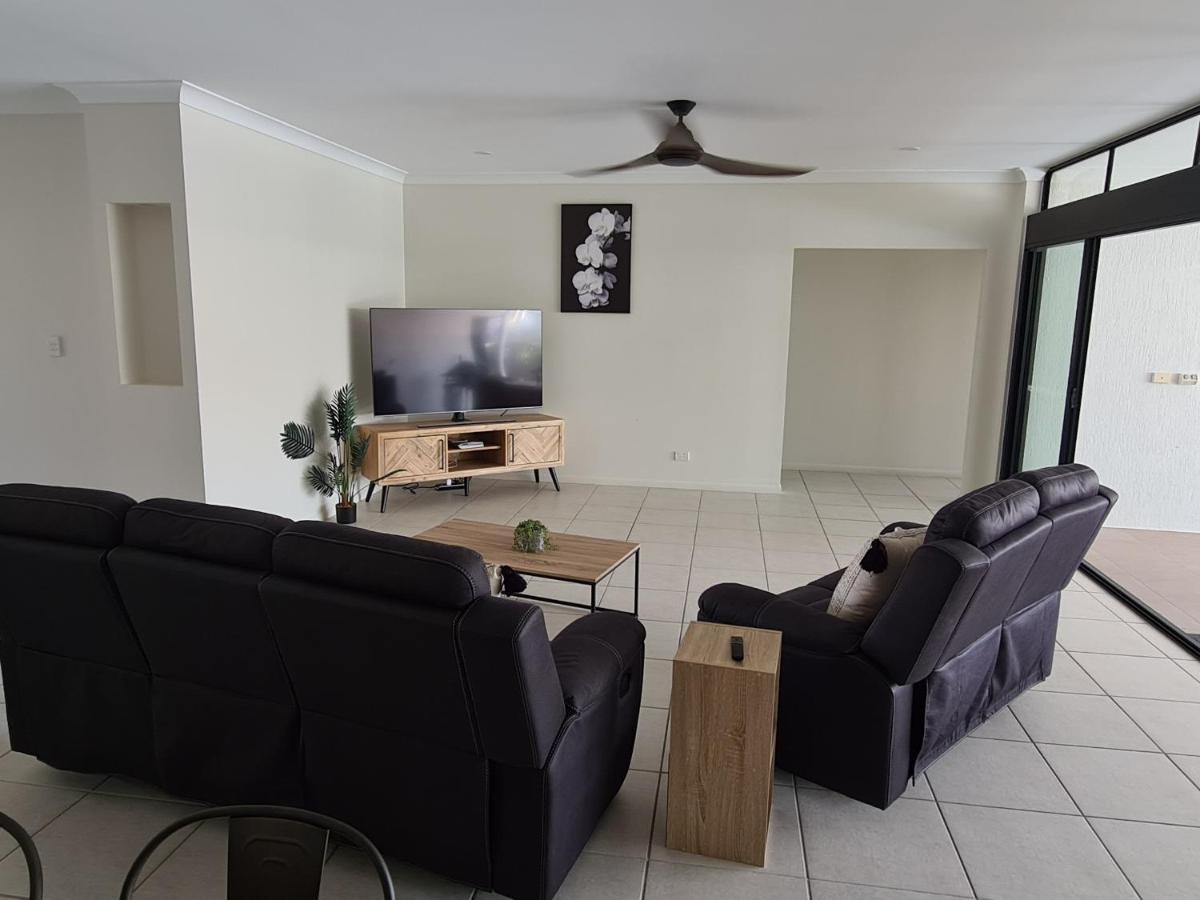 Edge Water 2 Minutes From The With A Pool! Holiday home Townsville