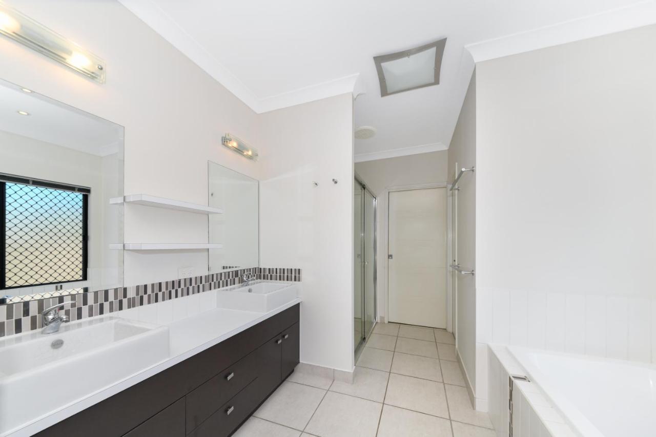 Edge Water 2 Minutes From The With A Pool! Holiday home *