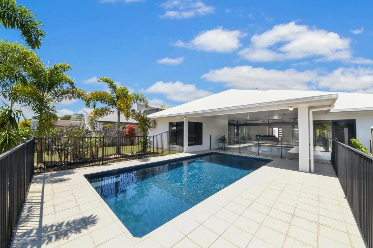 Edge Water 2 Minutes From The With A Pool! Holiday home Townsville