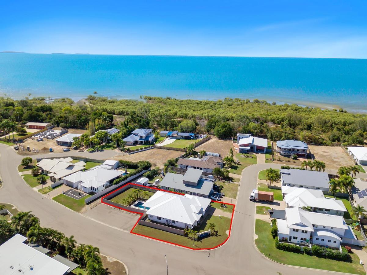 Edge Water 2 Minutes From The With A Pool! *