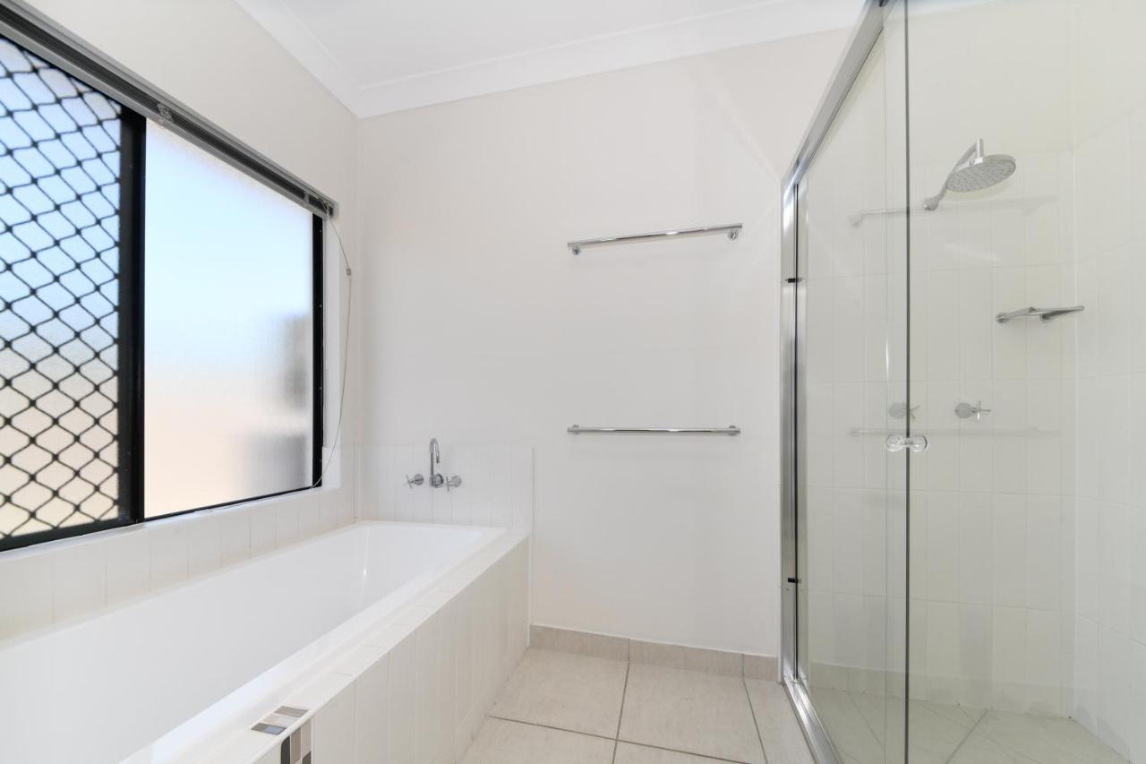 Holiday home Edge Water 2 Minutes From The With A Pool! Townsville
