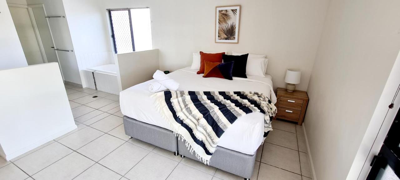 Holiday home Edge Water 2 Minutes From The With A Pool! Townsville