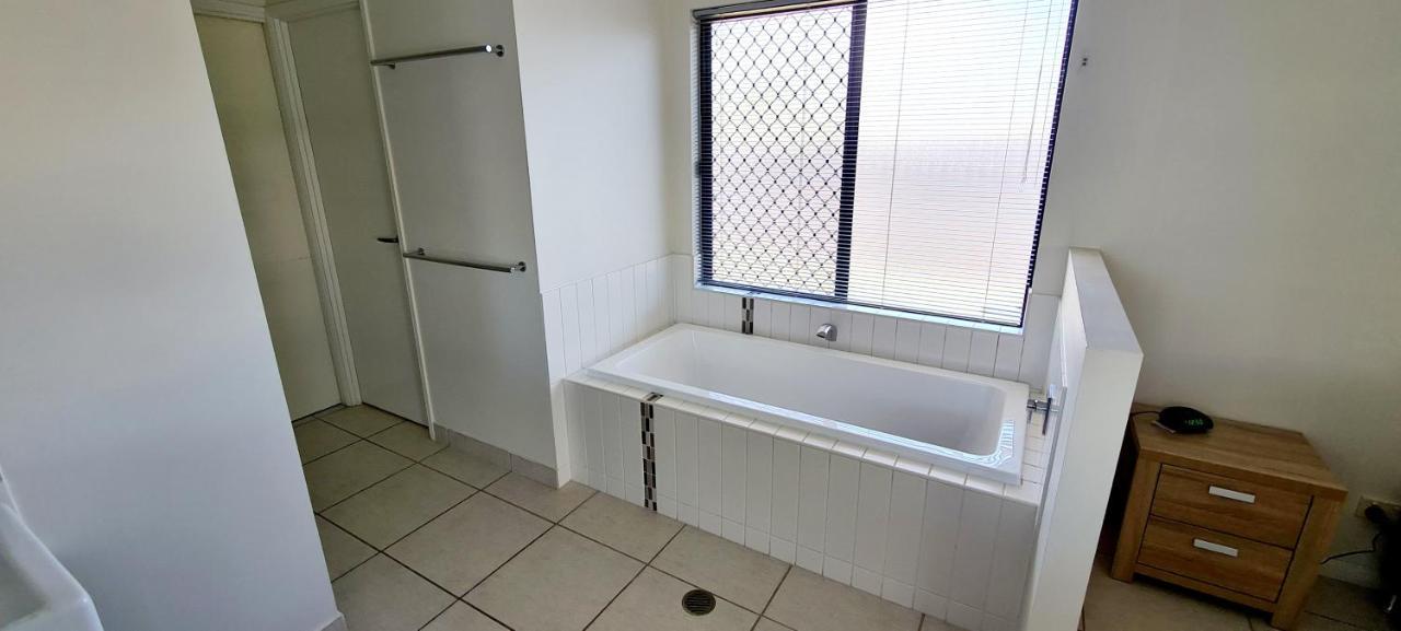 Edge Water 2 Minutes From The With A Pool! * Townsville