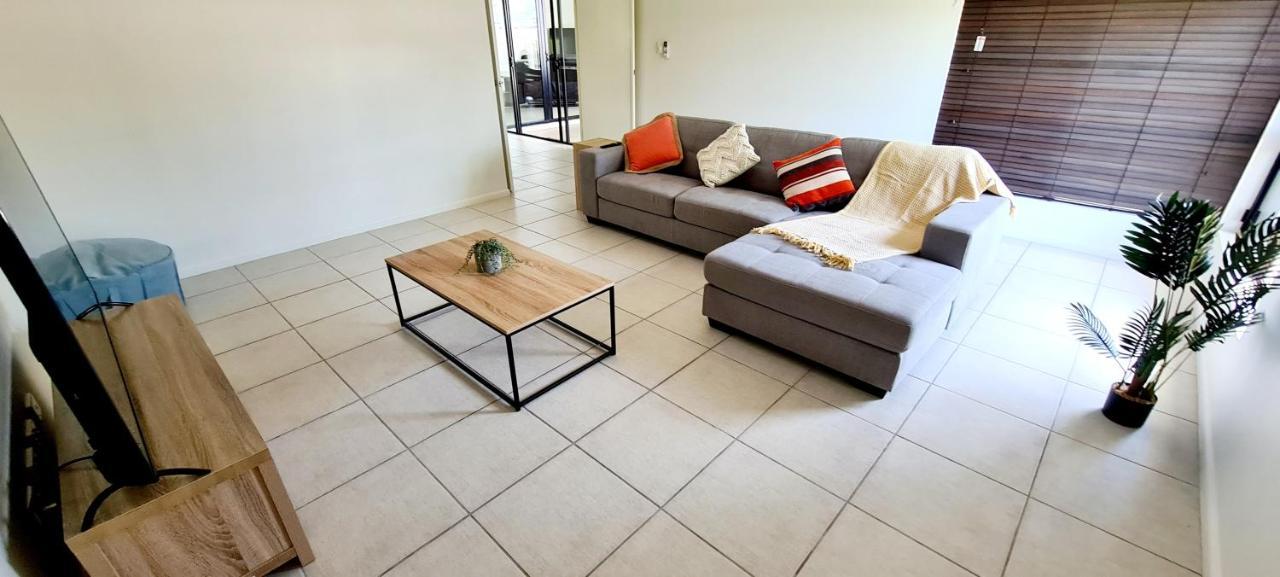 Edge Water 2 Minutes From The With A Pool! Townsville