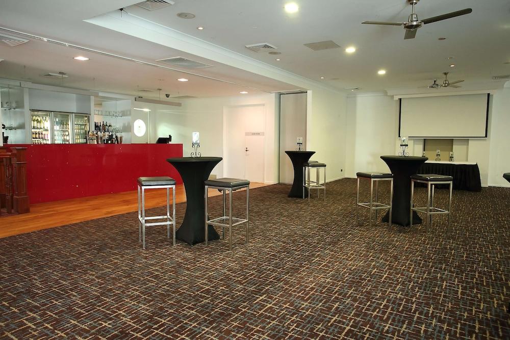Oaks Metropole Aparthotel