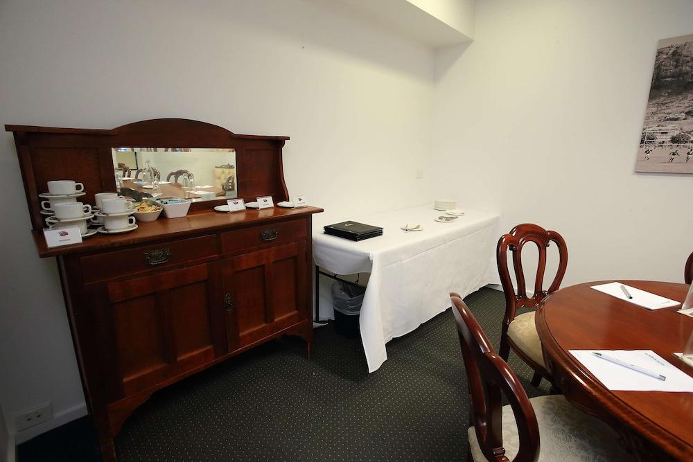 Oaks Metropole Aparthotel