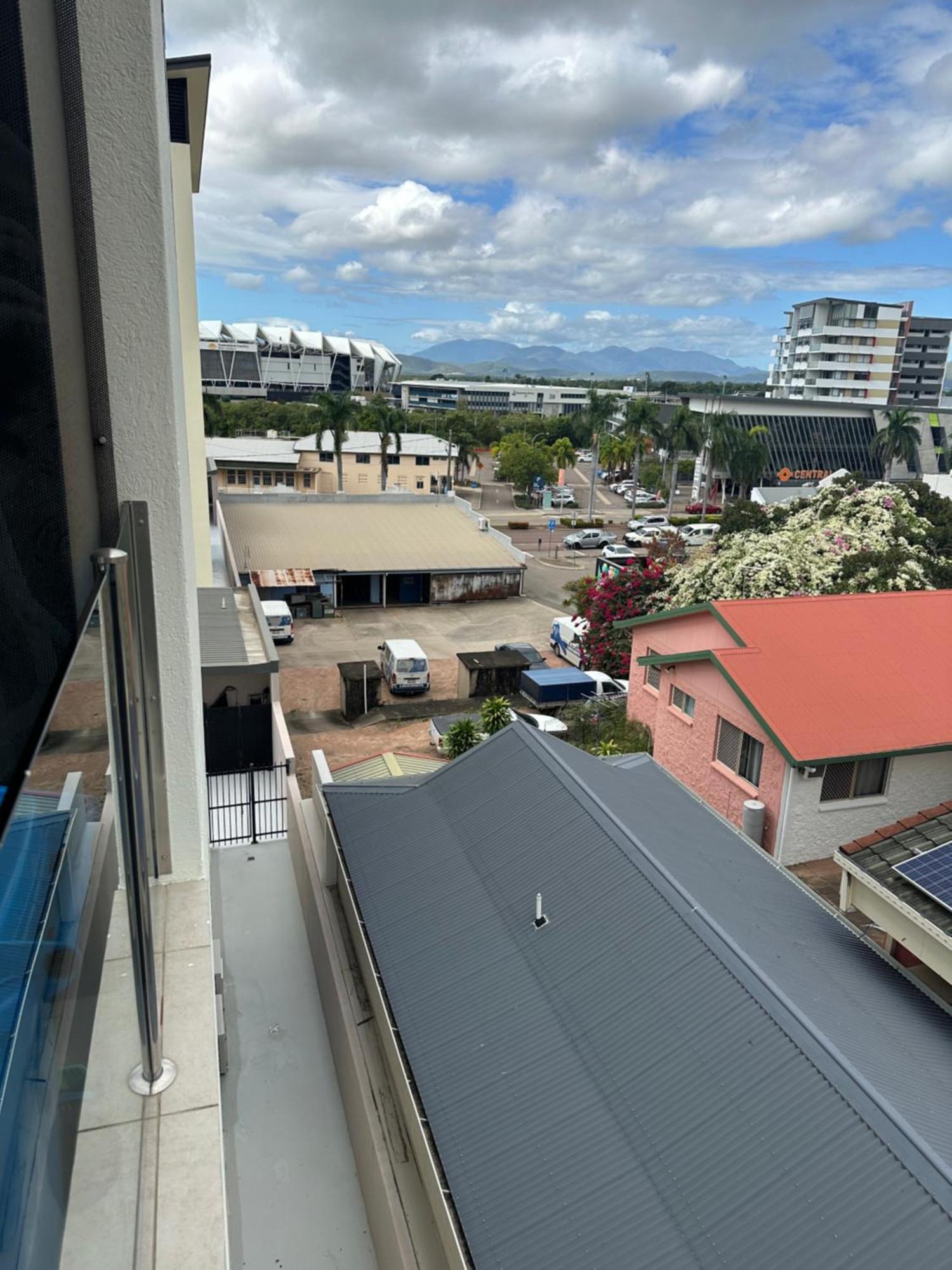 Apartment 5 Minute Walk To The Stadium!! Taylord Homes And
