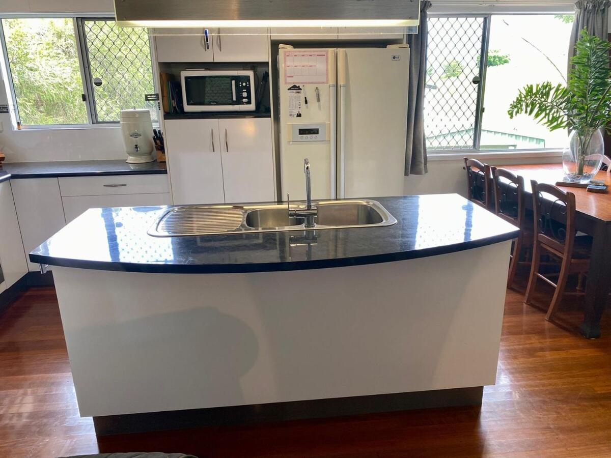 Tranquil Retreat Meets Convenience In Railway Estate Holiday home Townsville