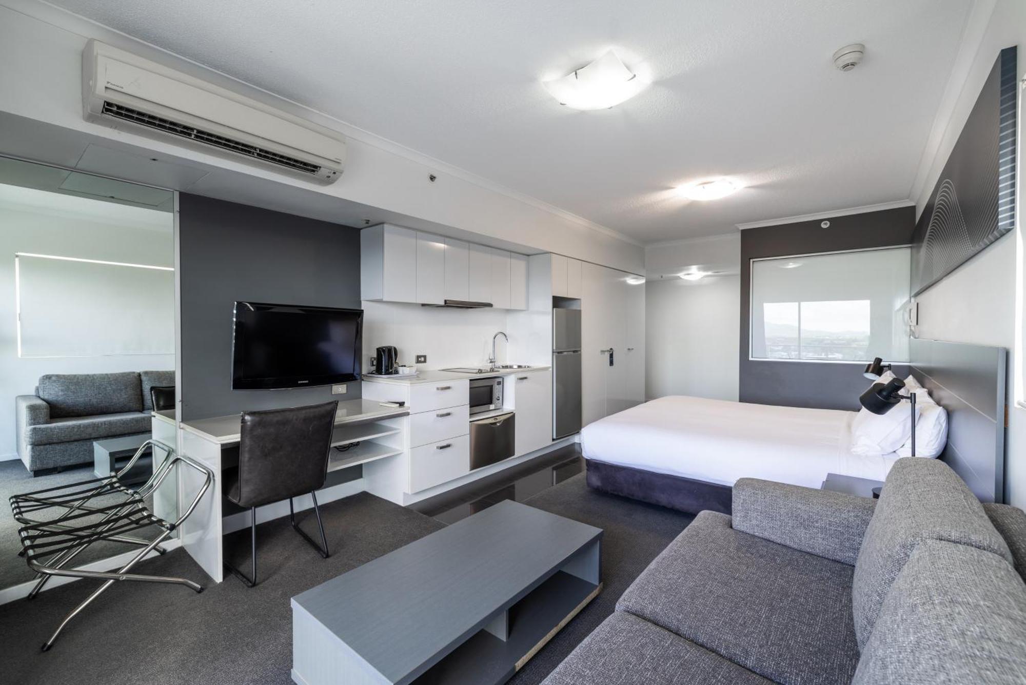 Oaks Metropole Aparthotel