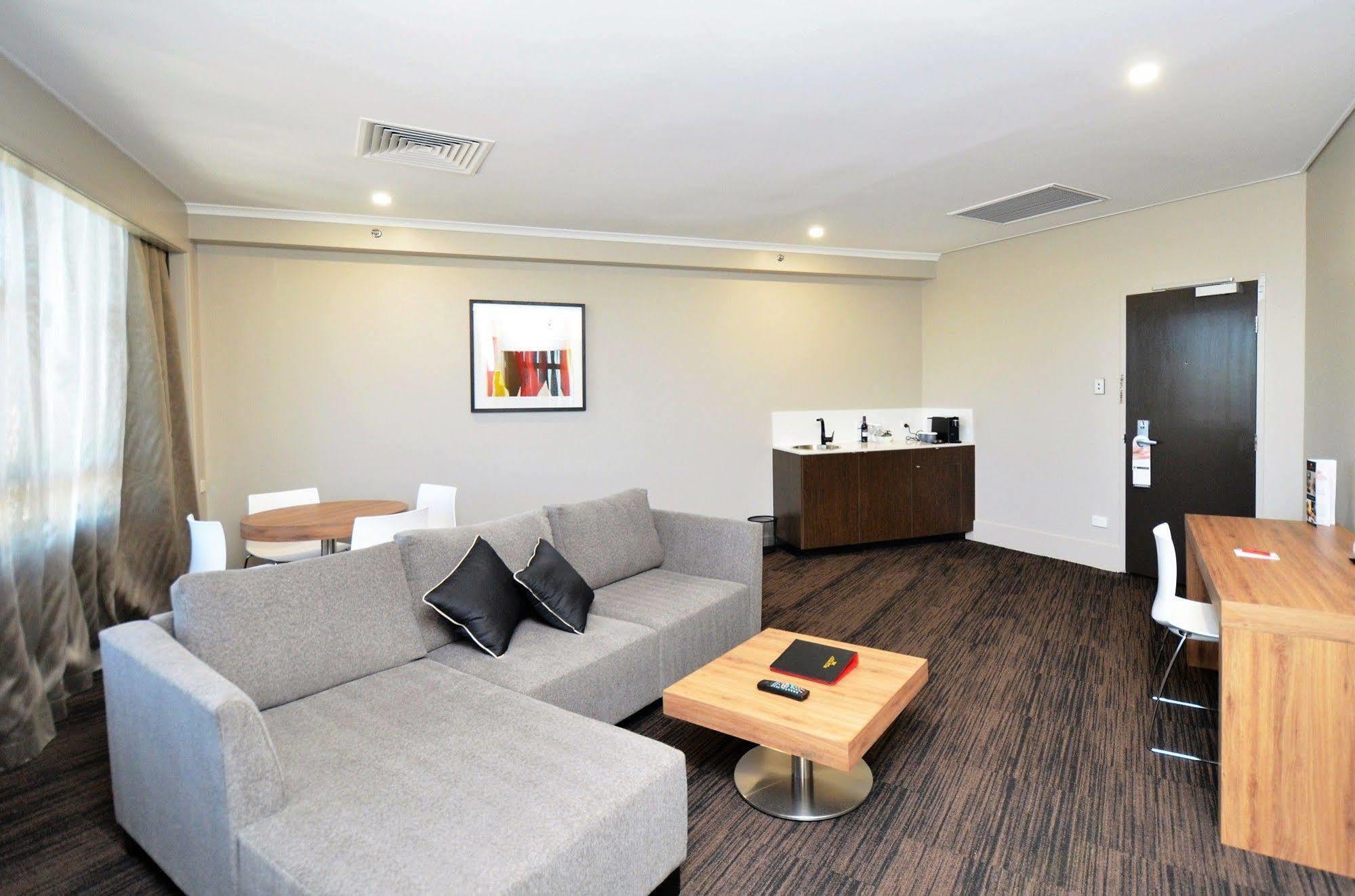Grand Chancellor Hotel 4*