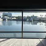 The Pier Pods On The Water- 50M From Townsville Bus Terminal And Ferry Terminal- Passport Id Requried