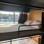 The Pier Pods On The Water- 50M From Townsville Bus Terminal And Ferry Terminal- Passport Id Requried