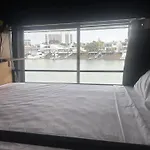 The Pier Pods On The Water- 50M From Townsville Bus Terminal And Ferry Terminal- Passport Id Requried