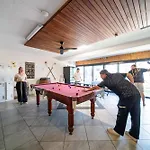 Seaside Lodge Hostel Townsville- Right Next To Coles, 2 Mins Walk To Strand & Cbd- Passport Required