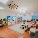 Seaside Lodge Hostel Townsville- Right Next To Coles, 2 Mins Walk To Strand & Cbd- Passport Required