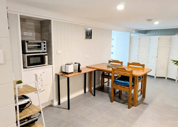 Cozy Private Bedroom & Ensuite - City & Strand Beach Location