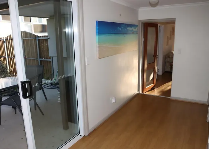 Eleven On Henry Holiday Guest Suite