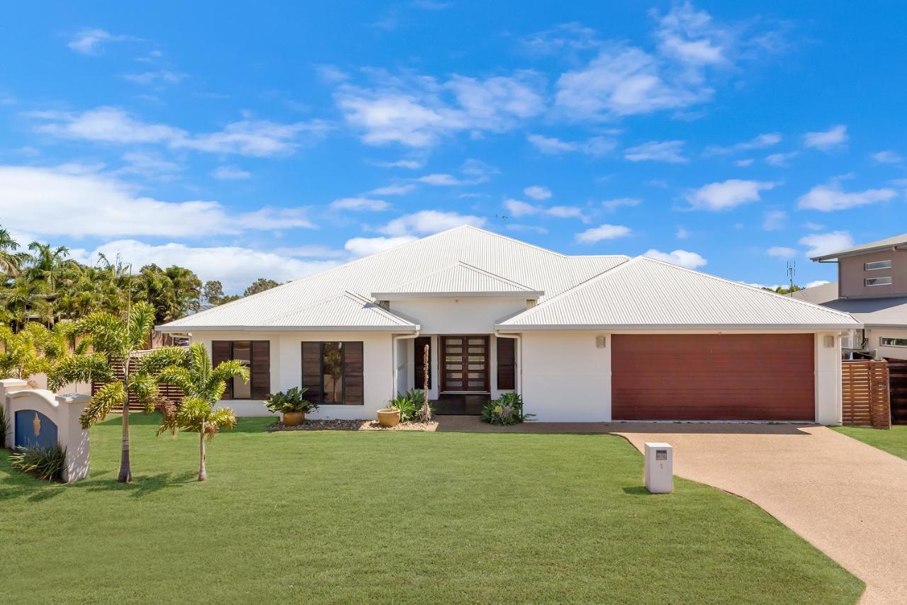Edge Water 2 Minutes From The With A Pool! Holiday home Townsville