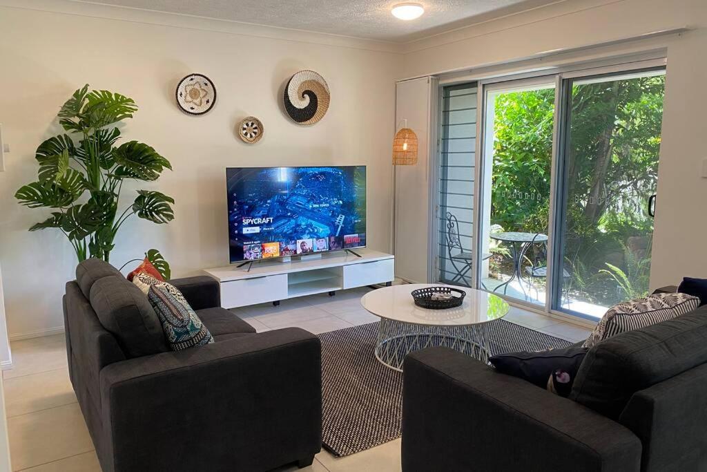 Beach, Shops & 5 Min Walk Away Apartment *