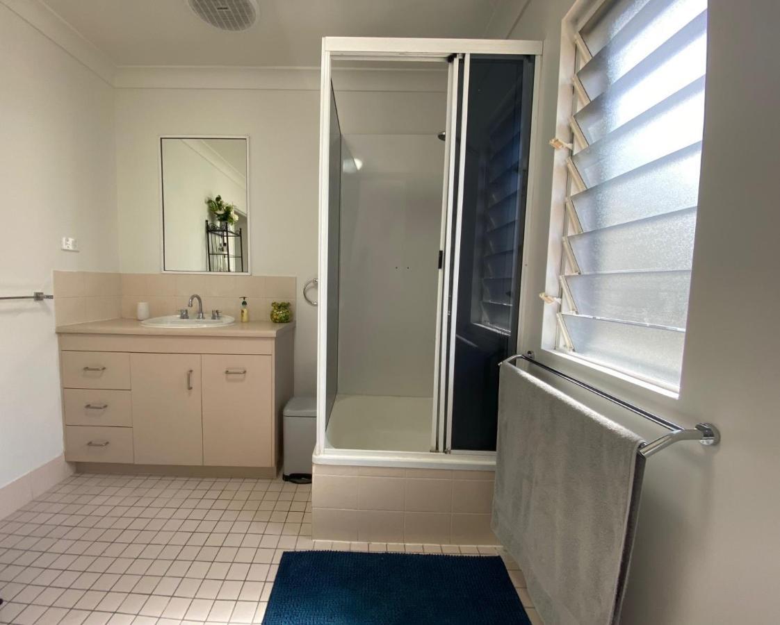 Beach, Shops & 5 Min Walk Away Apartment *