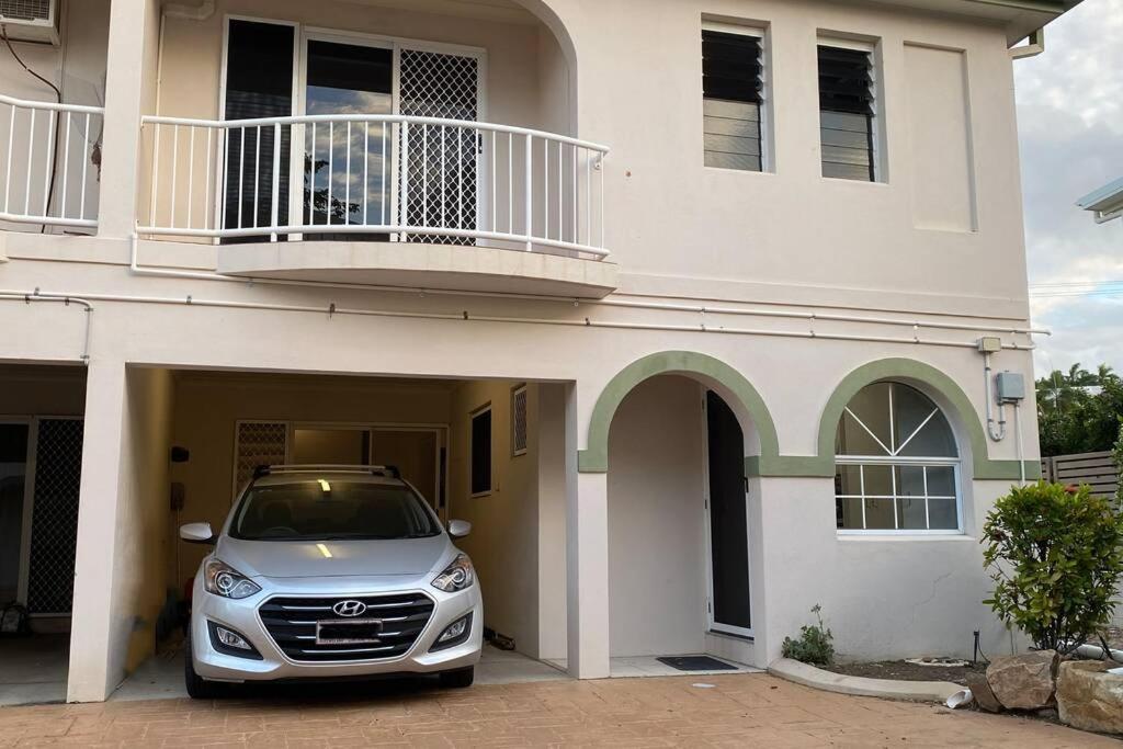 Beach, Shops & 5 Min Walk Away Townsville