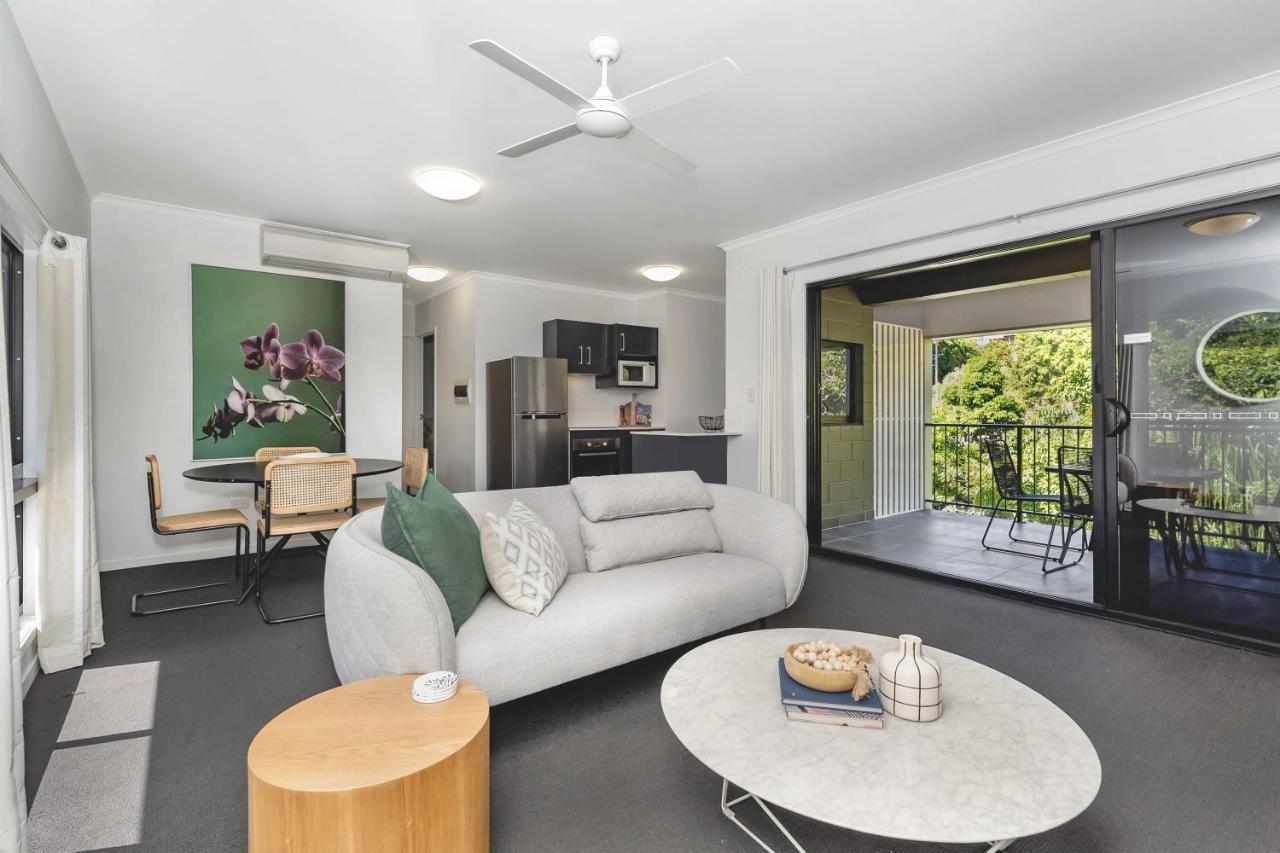 2br Unit With Balcony At The Townsville