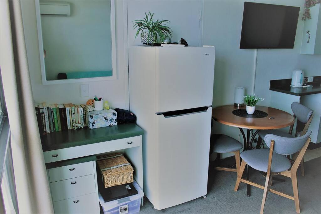 Treat Yourself, Fun In The Sun At The Aquarius Apartment Townsville