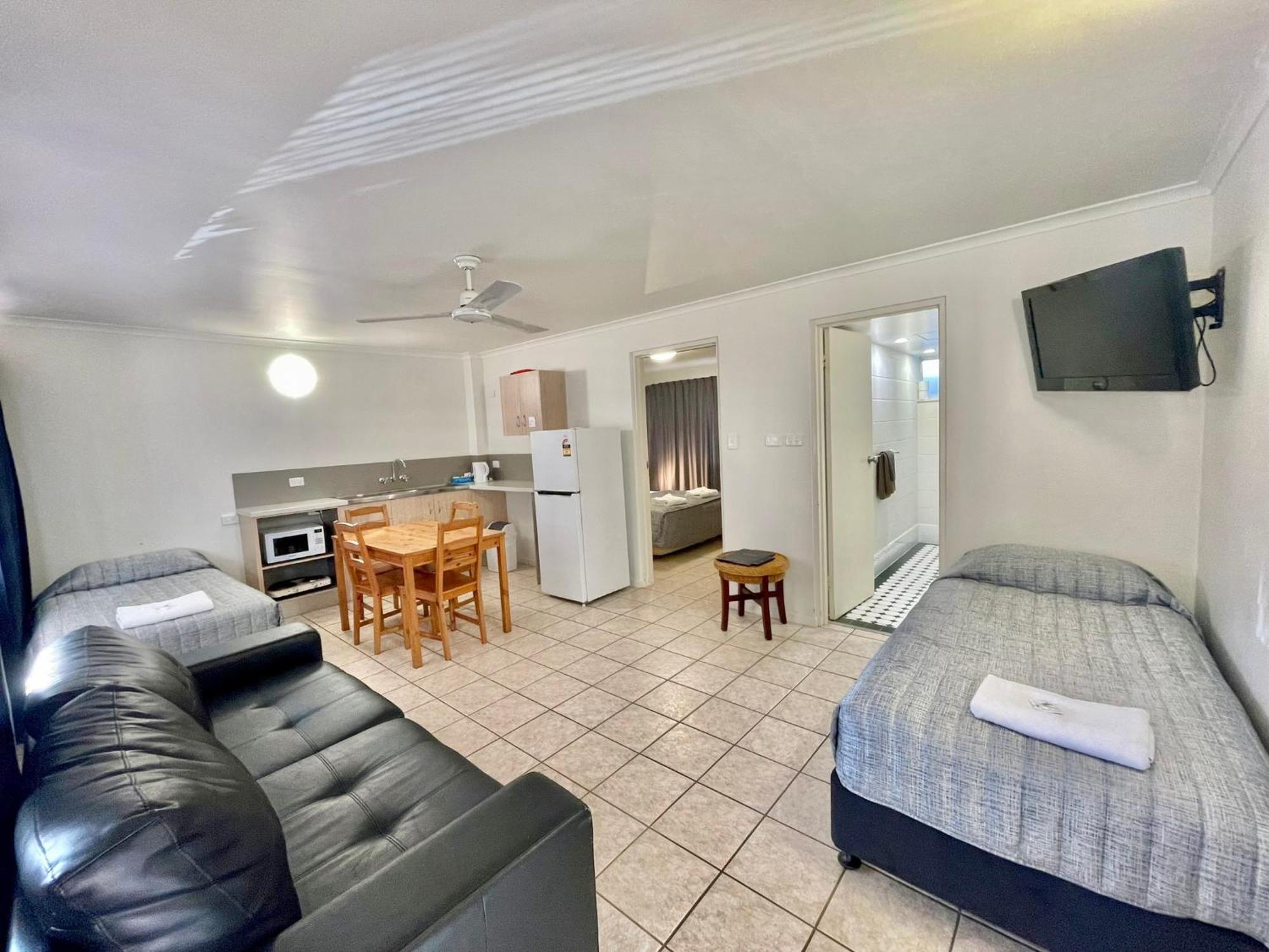 Yongala Lodge By The Strand Motel 3*
