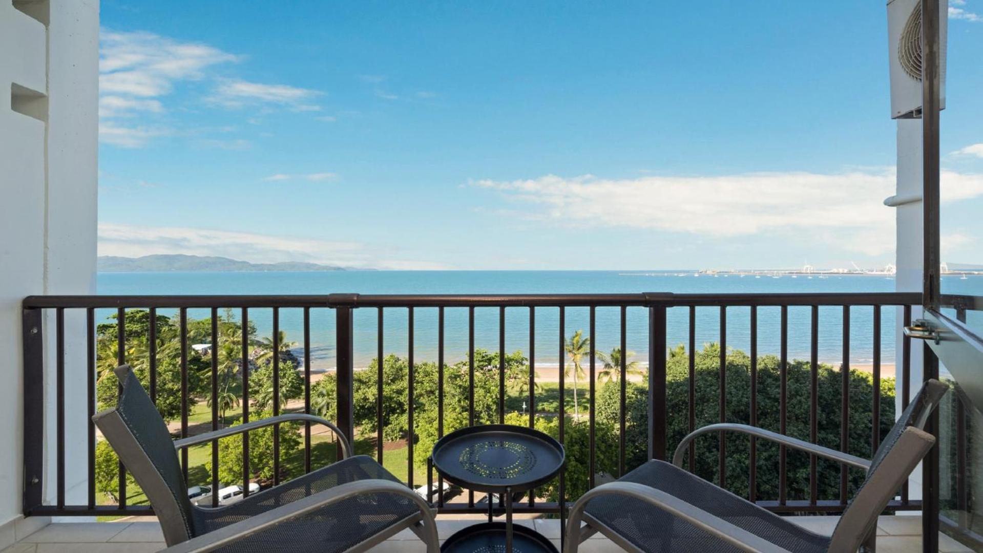 Studio 810 - Idyllic Location With Views Holiday home Townsville