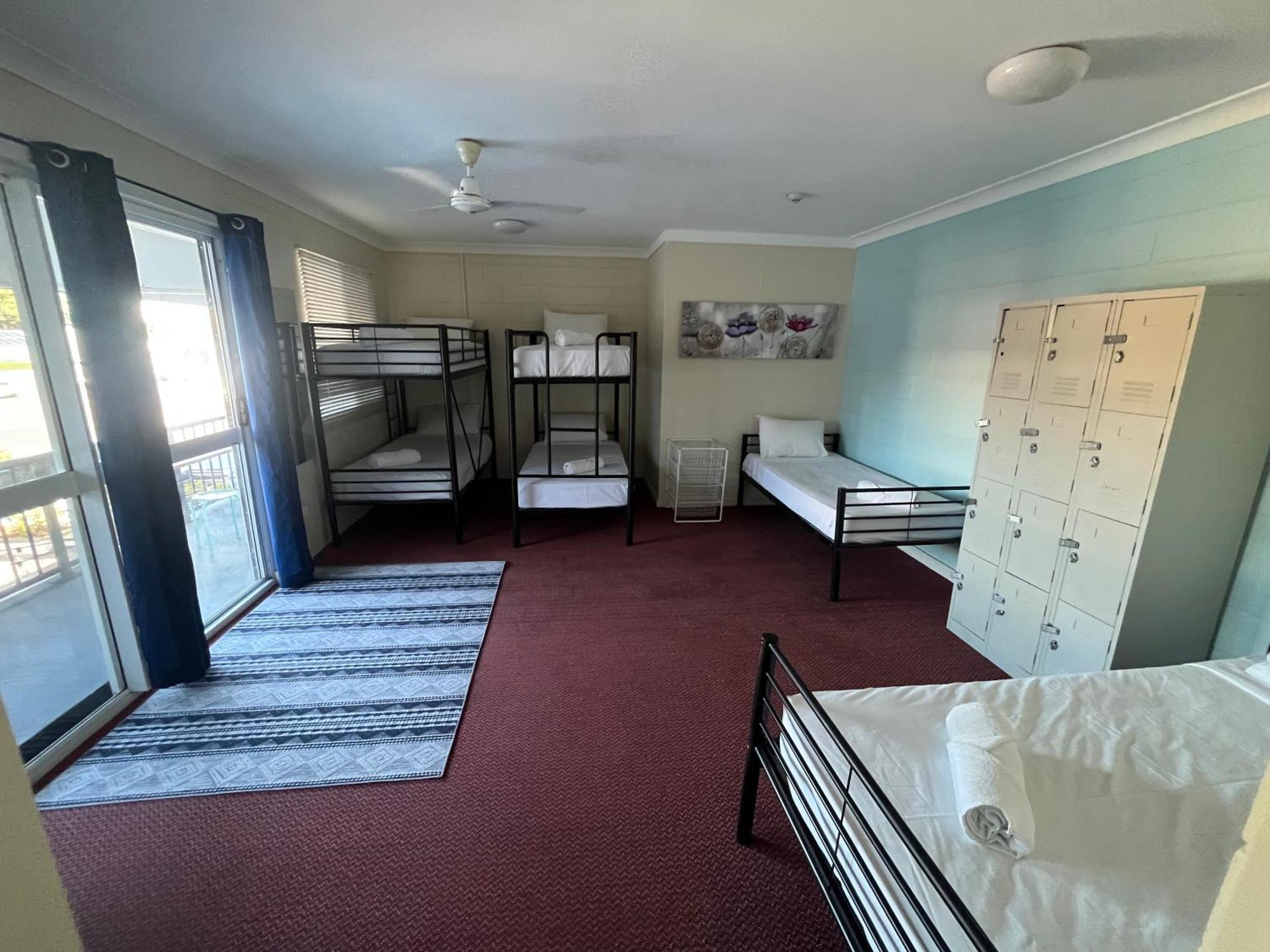 Seaside Townsville- Right Next To Coles, 2 Mins Walk To & Cbd Hostel Townsville