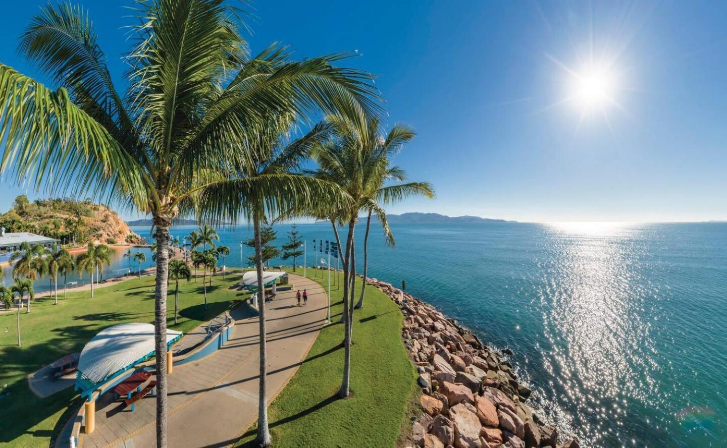 Stunning 2br Beachfront Retreat *