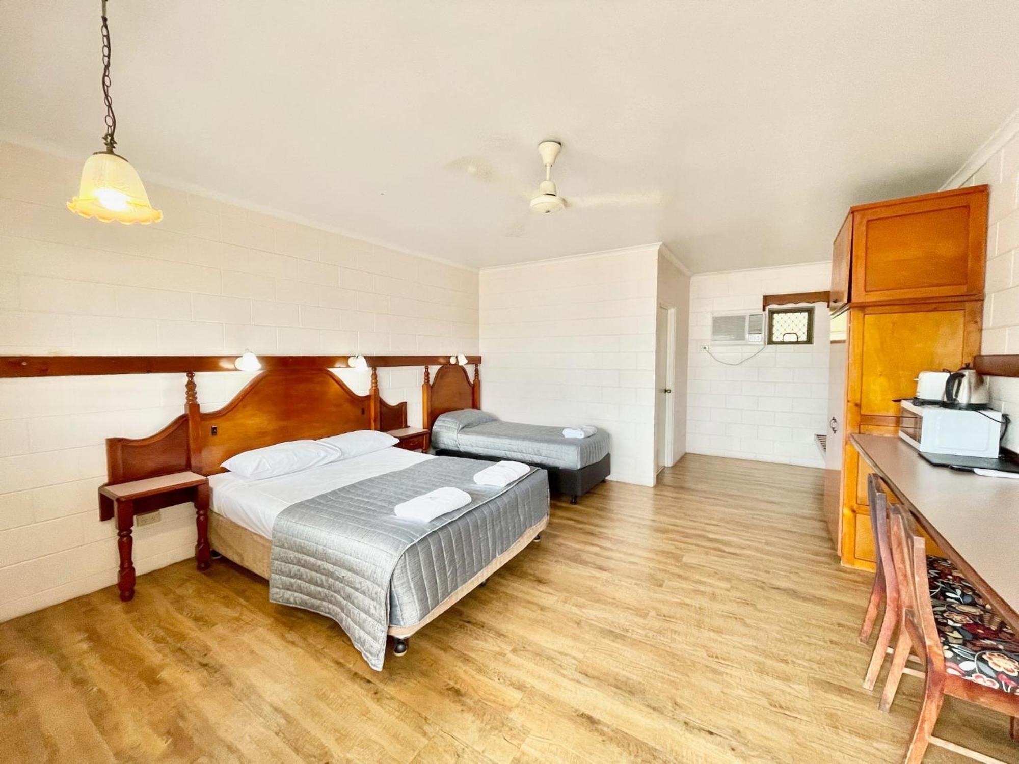 Yongala Lodge By The Strand Motel Townsville
