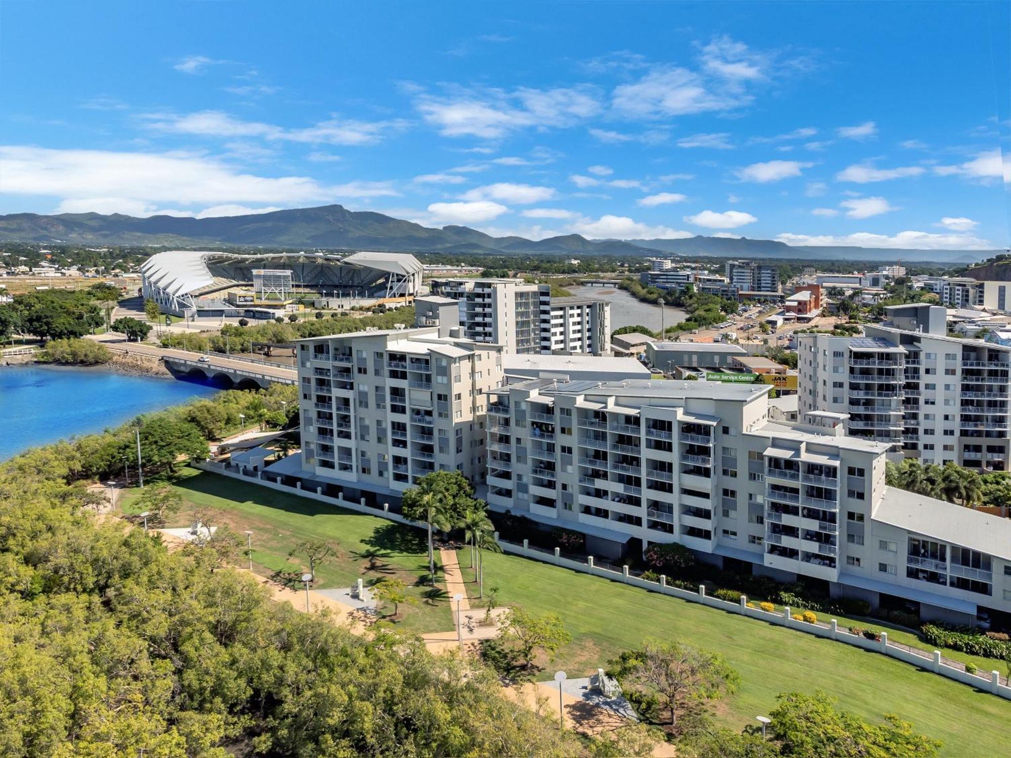Apartment Stadium On The Riverfront 38