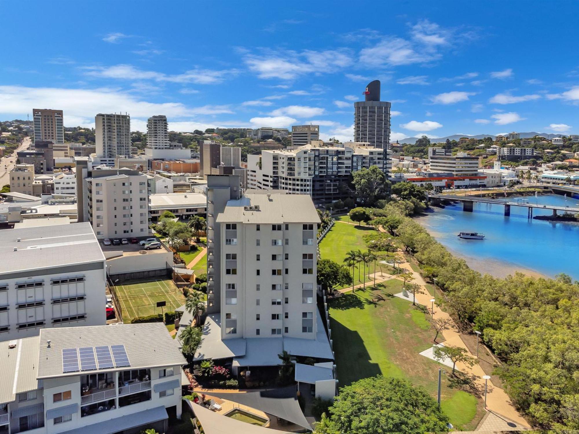 Apartment Stadium On The Riverfront 38 *