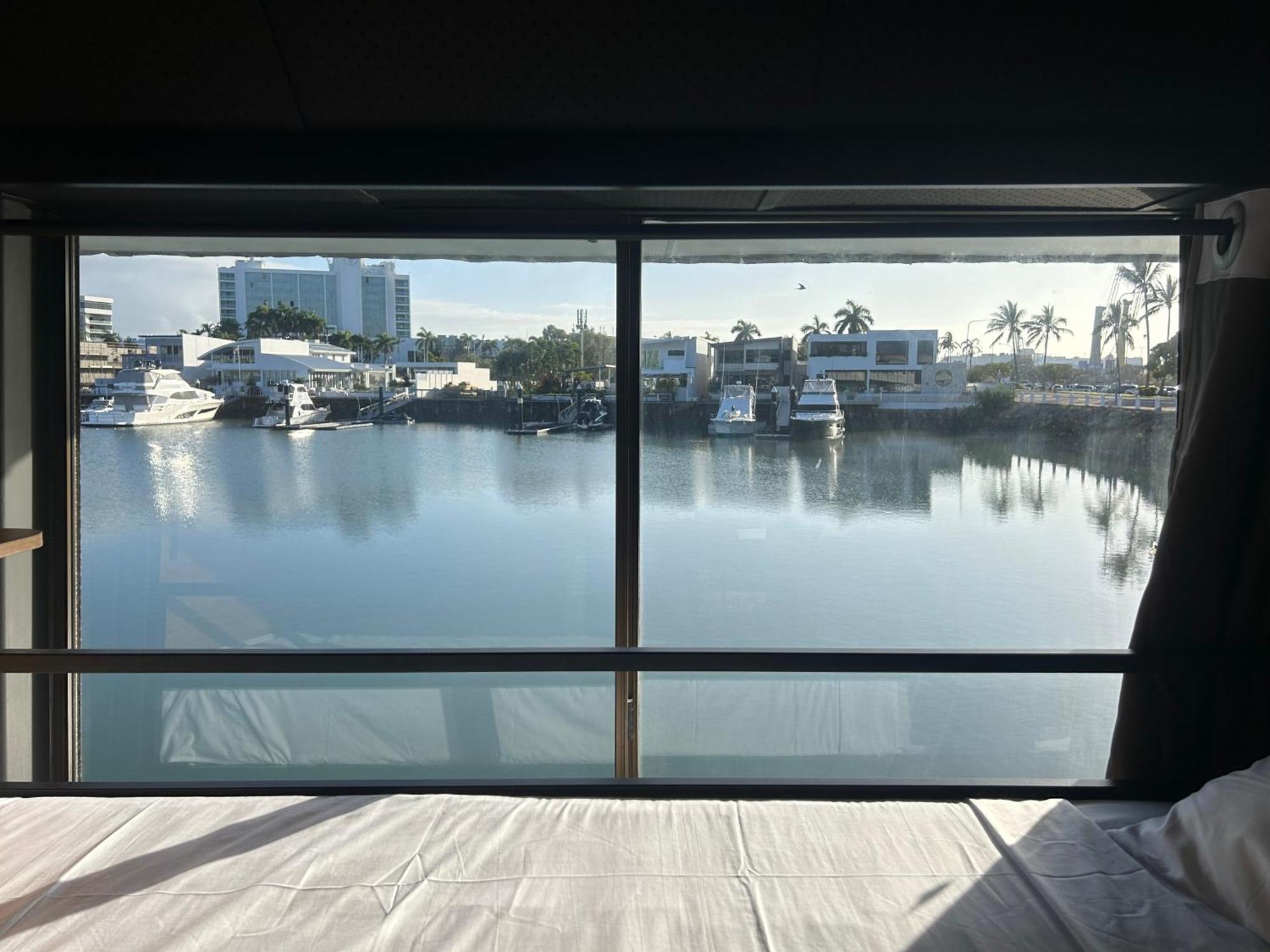 The Pier Pods On The Water- 50m From Bus Terminal And Ferry Terminal Capsule hotel Townsville