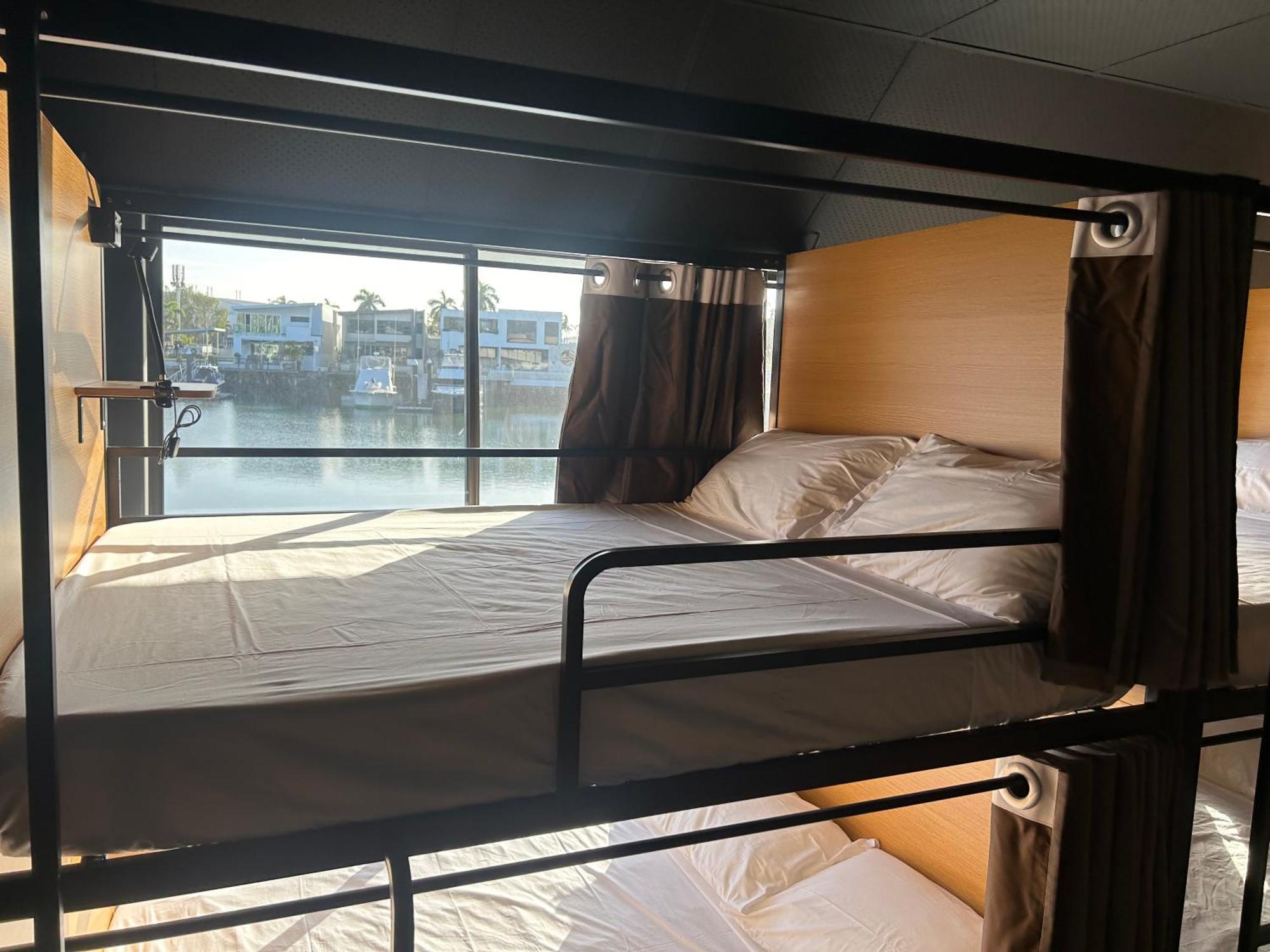 The Pier Pods On The Water- 50m From Bus Terminal And Ferry Terminal Capsule hotel