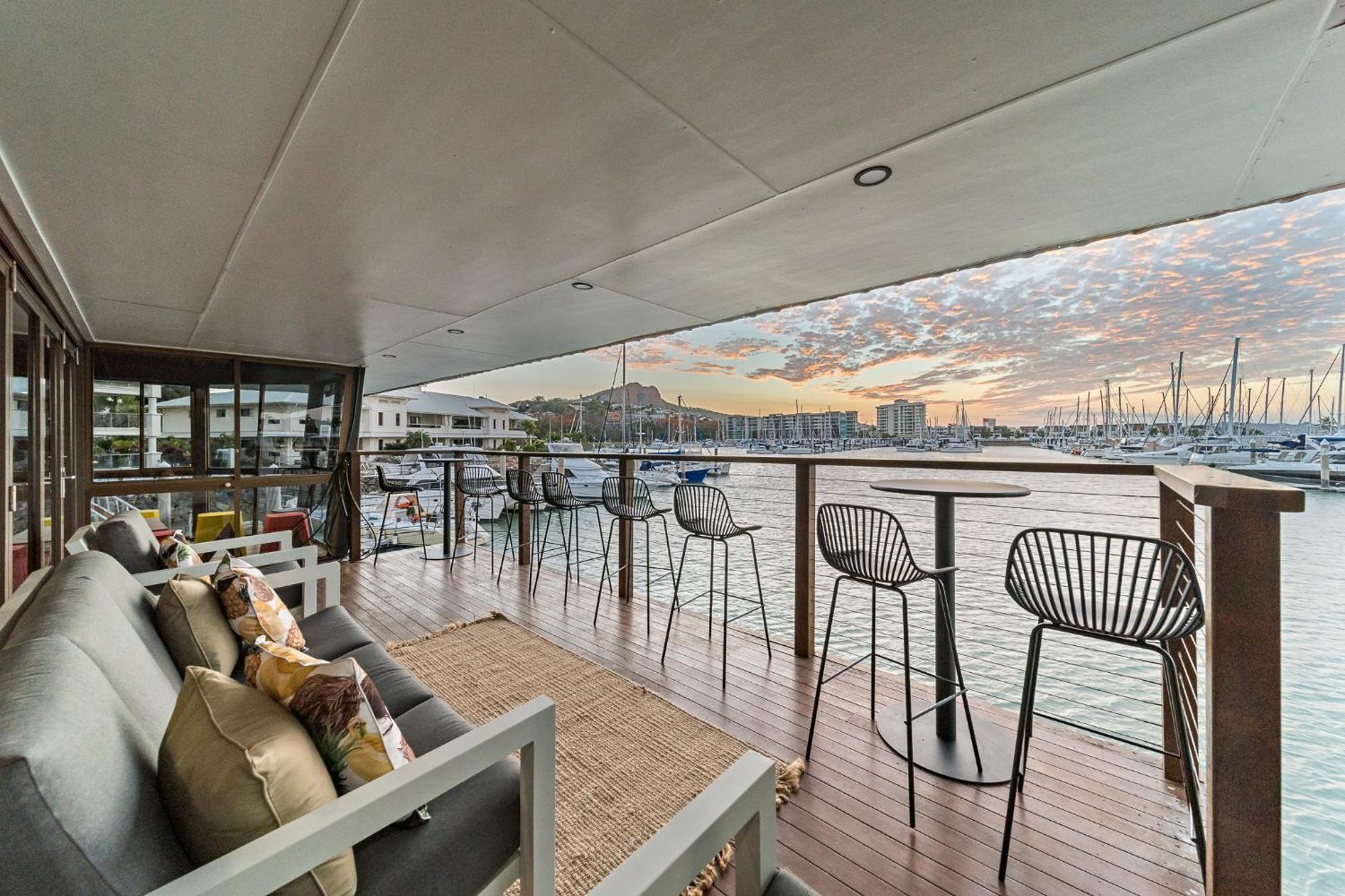 The Pier Pods On The Water- 50m From Bus Terminal And Ferry Terminal Capsule hotel *