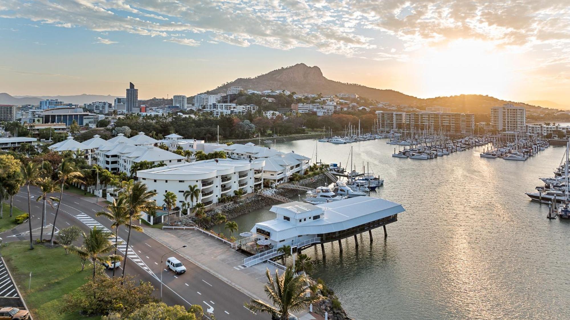 The Pier Pods On The Water- 50m From Bus Terminal And Ferry Terminal Capsule hotel Townsville