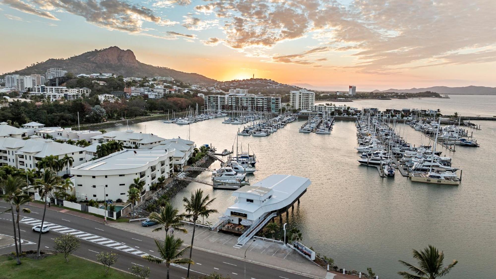 The Pier Pods On The Water- 50m From Bus Terminal And Ferry Terminal Townsville