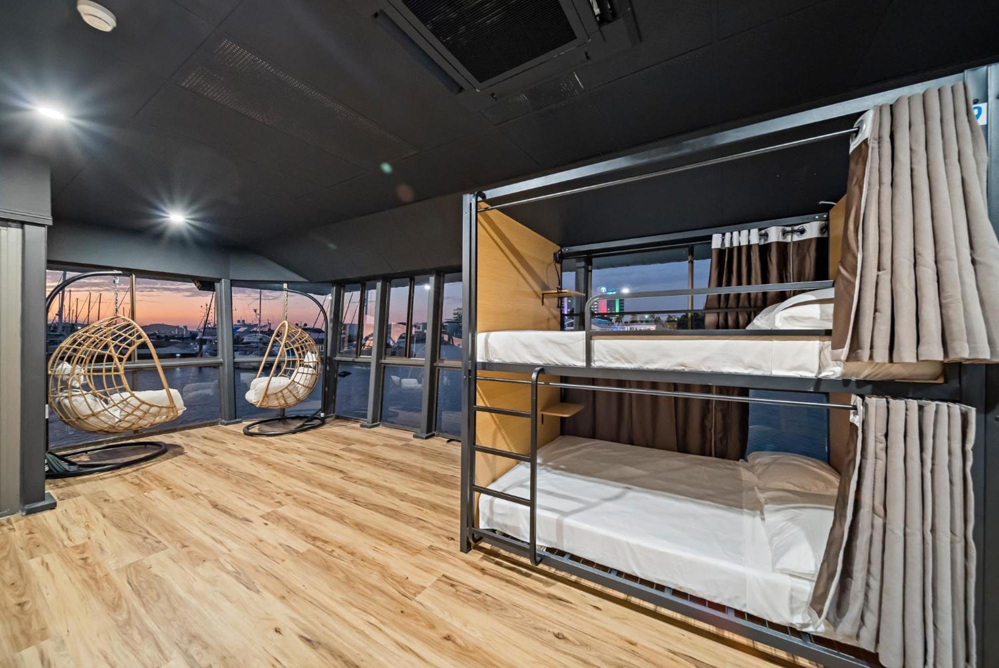 The Pier Pods On The Water- 50m From Bus Terminal And Ferry Terminal * Townsville