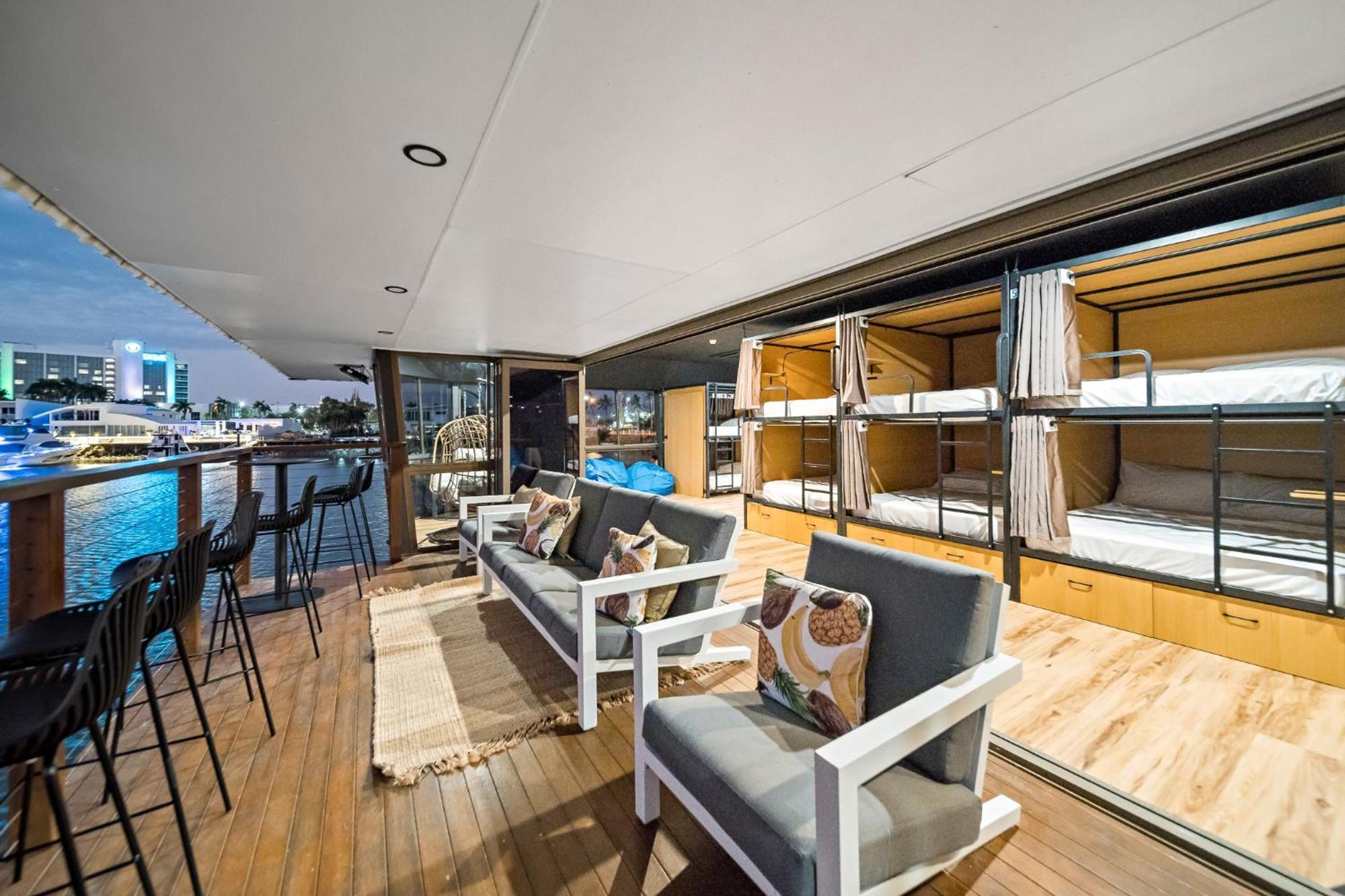 The Pier Pods On The Water- 50m From Bus Terminal And Ferry Terminal Capsule hotel *