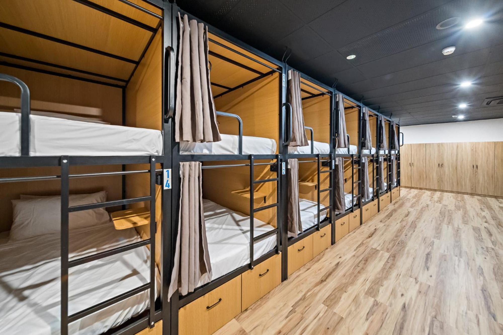 Capsule hotel The Pier Pods On The Water- 50m From Bus Terminal And Ferry Terminal Townsville